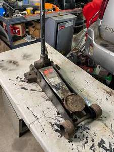 lot 46 image: Two Ton Hydraulic Service Jack - works