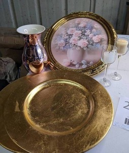 lot 237 image: Floral and Gold Home Decor Lot