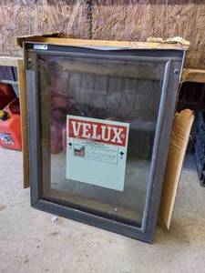 lot 249 image: Velux Skylight - 22 x 28