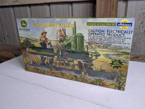 lot 2 image: John Deere Model B Express Authentic HO Train Set in Box