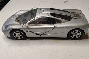 lot 21 image: Maisto 118 Mclaren F1 Diecast Model Car