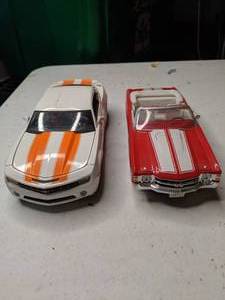 lot 24 image: Jada Toys 71 Cheville & 06 Camaro Concept 124 Scale Model Diecast Cars