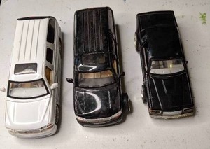 lot 27 image: (3) Diecast Model Cars