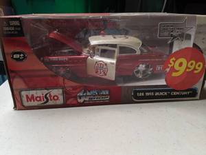 lot 28 image: Maisto 126 1955 Buick Century Diecast Model Car NIB
