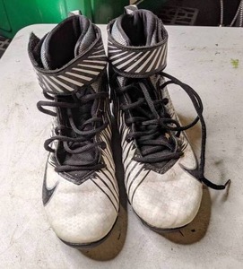 lot 57 image: Nike Soccer Cleats - Size 6 Youth
