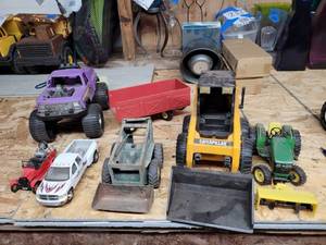 lot 370 image: Lot of Vintage Toys and Tractors