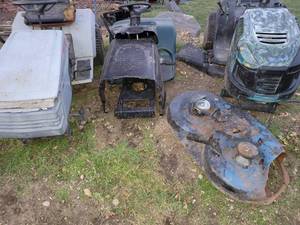 lot 284 image: (3) Craftsman Riding Mowers for Parts