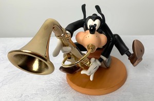 lot 31 image: Disney Collectible WDCC Goofys Grace Notes from Symphony Hour, ears up