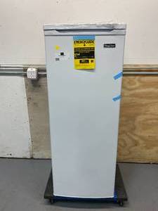 lot 7 image: MAGIC CHEF 5.8 Cu. Ft. Capacity Upright Freezer