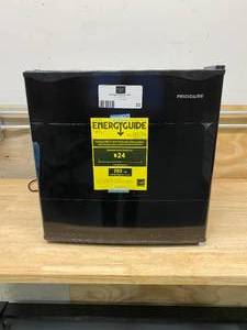 lot 22 image: FRIGIDAIRE 1.6 Cu. Ft. Mini Fridge - Black