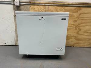 lot 33 image: MAGIC CHEF 7.0 cu. ft. Chest Freezer in White