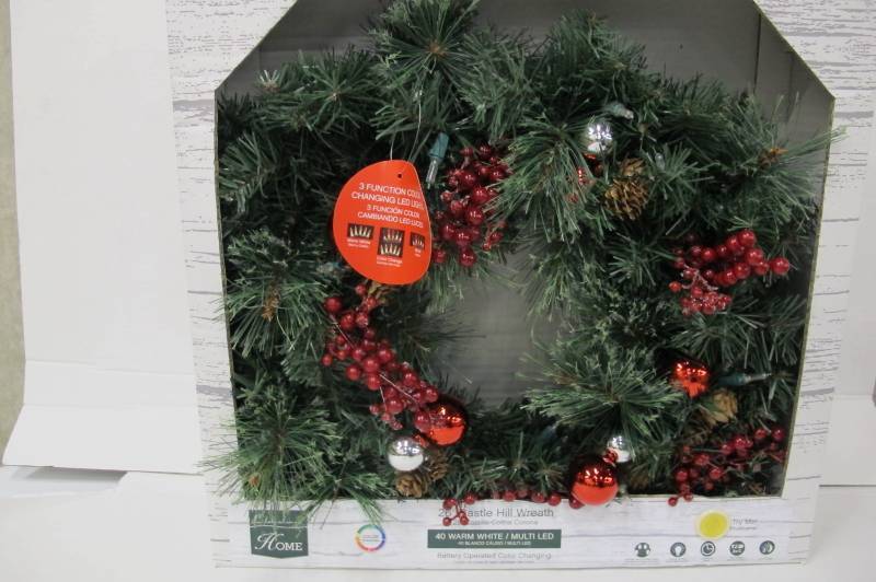lot 14 image: Celebrations CHL-4PTF7-26 Castle Hill Prelit Christmas Wreath, Green, 26