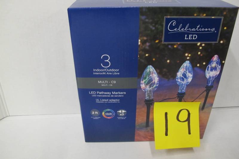 lot 19 image: CELEBRATIONS E46G4S11 CHRISTMAS LED MINI MIGHTY DRIVEWAY MARKER, CLEAR