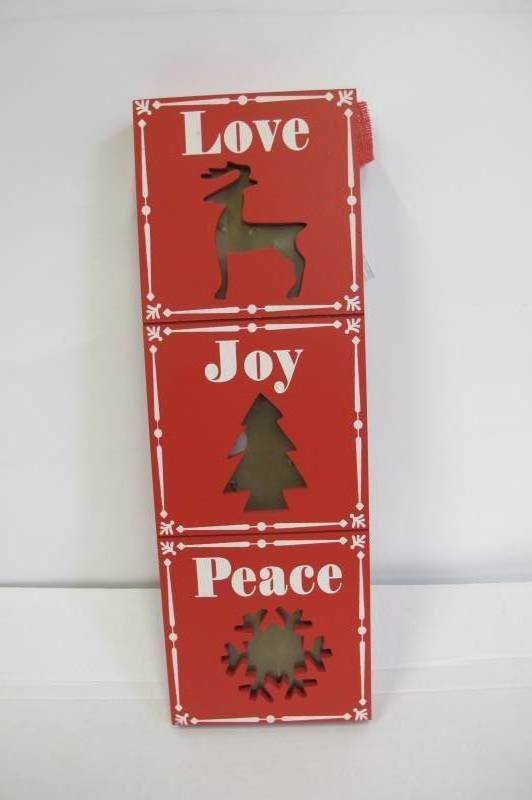 lot 34 image: CELEBRATIONS XXM2943 LED BOX CHRISTMAS WALL DECOR, RED