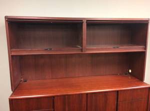 lot 1 image: NATIONAL OFFICE FURNITURE BEAUTIFUL MAHOGANY FINISH 4 DRAWER 2 DOOR CABINET CREDENZA WITH 2 DOOR OVERHEAD CABINETS - 