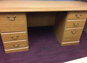 lot 9 image: TERRIFIC OAK DESK WITH 3 DRAWERS AND 1 DOOR CABINET - GREAT CONDITION