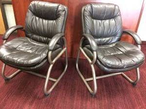 lot 24 image: EXCELLENT PAIR OF LEATHER GUEST CHAIRS BY