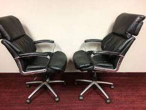 lot 25 image: 2 SUPER COMFORTABLE LEATHER EXECUTIVE ERGONOMIC OFFICE CHAIRS - HAS SOME WEAR BUT GREAT FOR OUT IN THE SHOP OR IN THE ICEHOUSE 