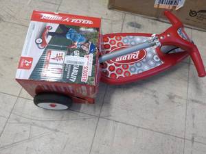 lot 26 image: Radio Flyer Scooter...