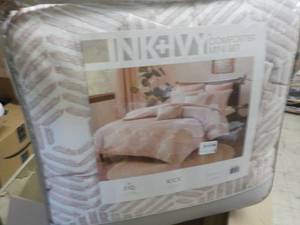 lot 28 image: FullQueen Comforter Mini Set...