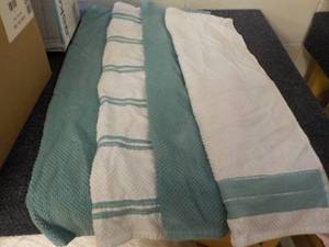 lot 32 image: 4 Towels...