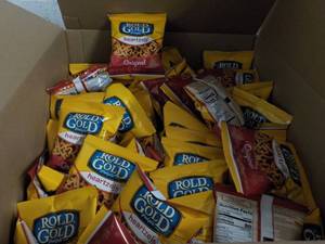 lot 293 image: Case of 104 Bags Rold Gold Heartzel...