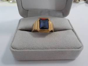 10 kt gold ring...