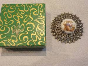 Rhinestone pin with romantic scene ...