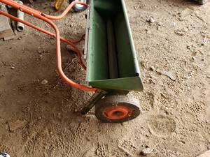 lot 4 image: 3 foot Scott Spreader