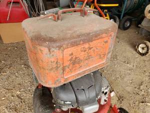 lot 17 image: Older Boat Gas Tank Can