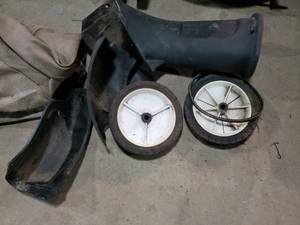 lot 62 image: Snapper Lawn Mowers Parts or Repair
