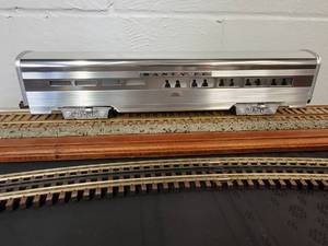lot 29 image: Lionel Santa Fe Aluminum 601 Diner Car 6-18111