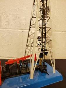 lot 34 image: Lionel Train Set Accessory Oil Derrick & Pumper 6-12930