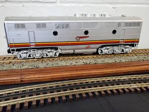 lot 40 image: Lionel Santa Fe F3 (B Unit) Non-Powered Diesel Locomotive