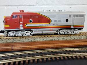 lot 39 image: Lionel Santa Fe F3 (A Unit) Powered Diesel Locomotive