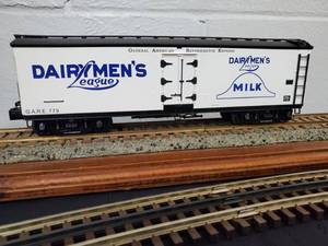 lot 59 image: Lionel Dairymans League Milk Box Car