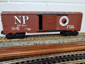 lot 75 image: Lionel Northern Pacific NP 9214 Railway Box Car