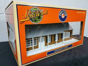 lot 86 image: Lionel Train Set Accessory Suburban House Fully Assembled 6-34128