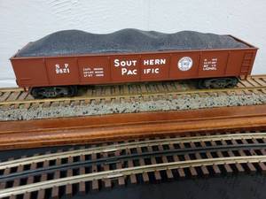 lot 92 image: Lionel Southern Pacific SP 9821 Gondola with Coal Load Car