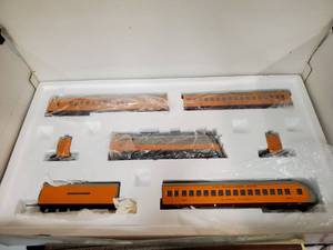 lot 108 image: Lionel Hiawatha Passenger Tin Train Set 6-51000