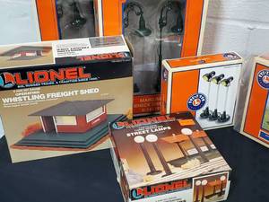 lot 112 image: Lionel Train Set Accessory Lot