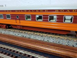lot 113 image: Lionel Milwaukee Road Hiawatha 18 Aluminum Station Sounds Diner #112
