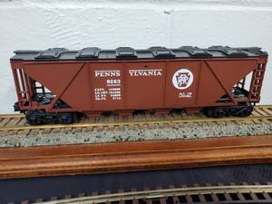 lot 118 image: Lionel Pennsylvania Covered Hopper Car 6-9263