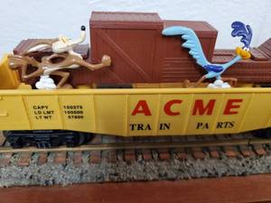 lot 122 image: Lionel Road Runner & Wiley Coyote ACME Animated Gondola Car 6-16737