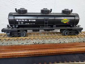 lot 124 image: Lionel 9138 Sunco 3-Dome Tanker Car