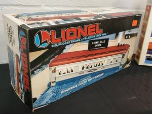 lot 128 image: Lionel Train Set Accessory Roadside Diner with Smoke 6-12722 & Automatic HWY Flasher 6-2154