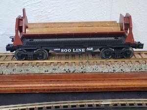 lot 131 image: Lionel Soo Line Flat Car with Dump Bin 6-16928