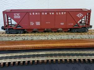 lot 132 image: Lionel Lehigh Valley Hopper Car 6436-25