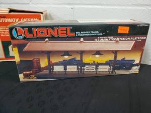 lot 156 image: Train Set Accessory Automatic Gateman 6-2145 & Illuminated Station Platform 6-12748 in its original box.