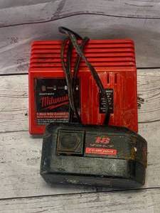 lot 3 image: Milwaukee 18 Volt Battery & Charger
